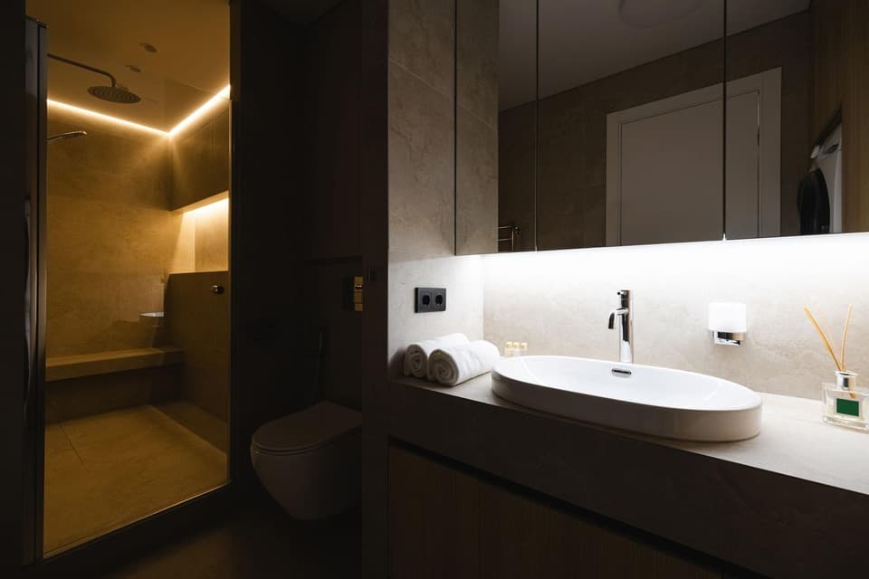 Baño de una casa de lujo en venta en la ciudad de Tijuana, México, con un ancho de 6.3 metros y una profundidad de 21 metros, con 4 niveles de construcción